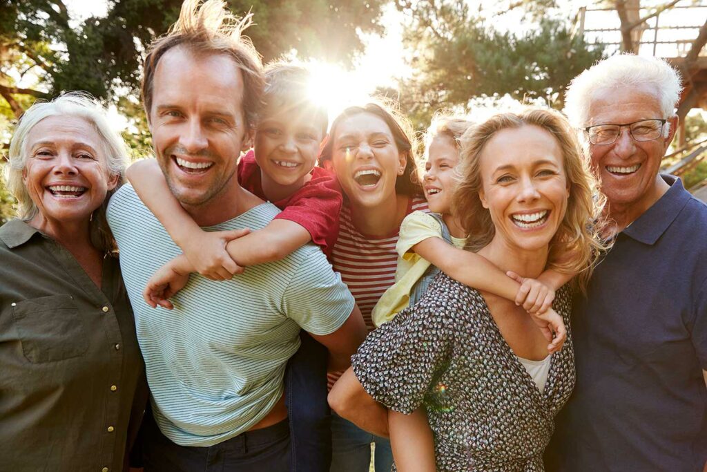 Lachende Familie in drei Generationen